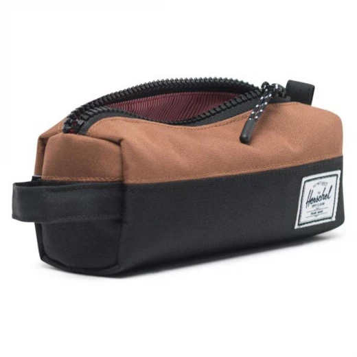 Herschel Settlement Case  Color: Black/Sadlle Br - هيرشل - Image 3