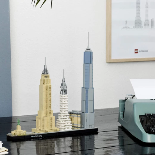LEGO Architecture New York City Model Building Set, Skyline Collection with 4 Buildings and Minature Statue of Liberty - ليجو - Image 8
