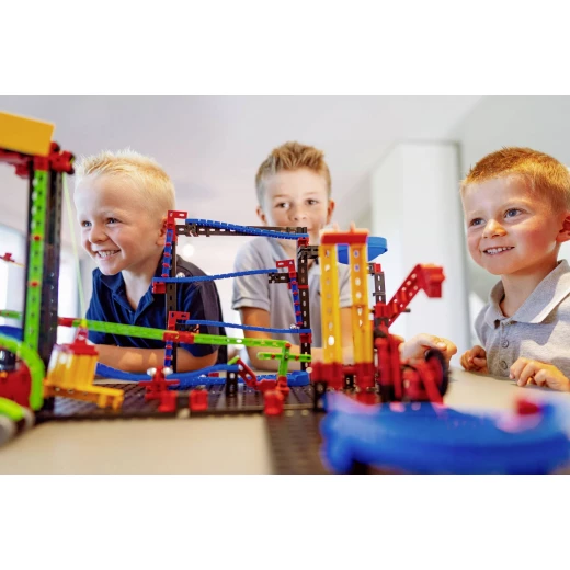 مجموعة البناء و التركيب لبناء لعبتك الخاصة بشكل يحنوي على مسارات لتمرير الكرة الصغيرة للعب  من فيشر تكنيك - فيشر تكنيك - Image 3