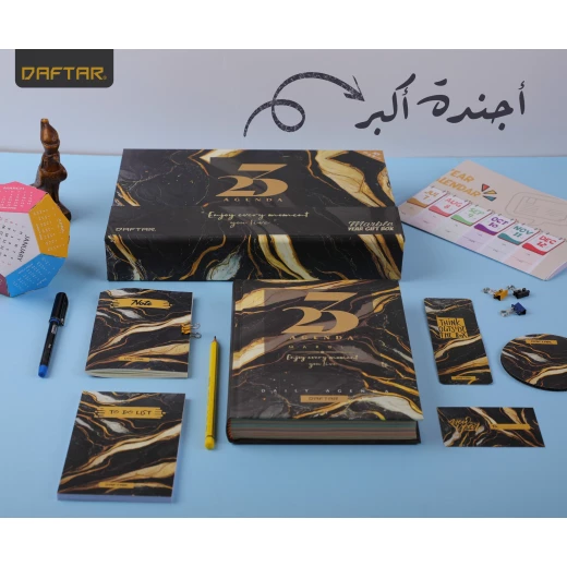 مجموعة هدايا أجندة 2023, بتصميم رخامي بالأسود والذهبي مع مج من دفتر - دفتر - Image 7