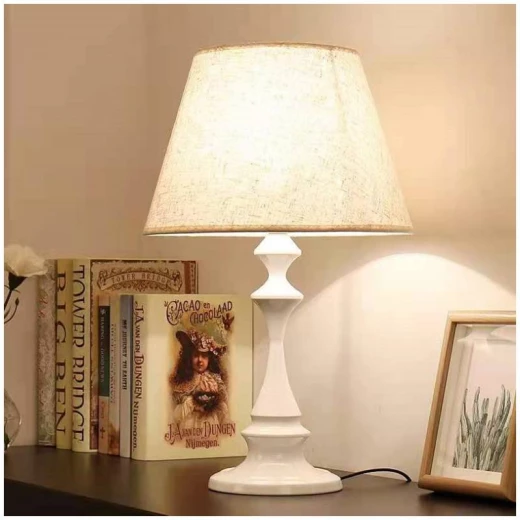 مصباح طاولة لون أبيض من ارمن مصباح طاولة لون أبيض من ارمن