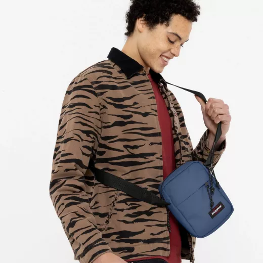 حقيبة كتف لون أزرق من ايست باك - ايست باك - Image 4