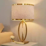 مصباح طاولة ريجنسي إل - ذهبي  من ارمان - ارمن