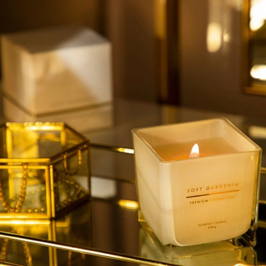 شمعة معطرة برائحة الغاردينيا الناعمة ذهبي 200 جرام من انجليش هوم شمعة معطرة برائحة الغاردينيا الناعمة ذهبي 200 جرام من انجليش هوم