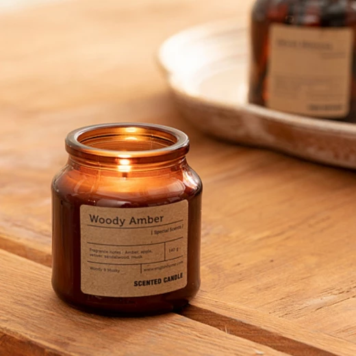 شمعة معطرة برائحة العنبر الخشبي من انجليش هوم شمعة معطرة برائحة العنبر الخشبي من انجليش هوم