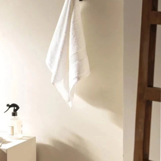 منشفة وجه كلاريت ابيض من مدام كوكو منشفة وجه كلاريت ابيض من مدام كوكو