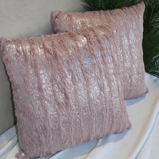 غطاء وسادة هارلو الفضي الفرو, باللون الزهري, 45*45 سم من نوفا هوم - نوفا هوم - Image 3