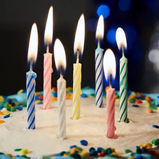 شموع لعيد ميلاد سعيد مع حامل، متعددة الألوان، 12 شمعة - Image 2