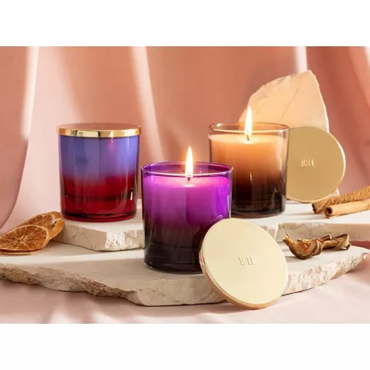 شمعة معطرة برائحة الأري 220 غرام باللون الأرجواني الرمادي من انجلش هوم - انجلش هوم - Image 2