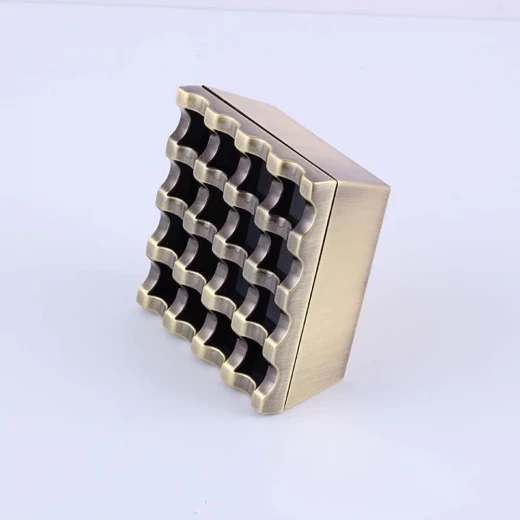منفضة سجائر مربعة باللون الذهبي بقطر 11.5 × 11.5 سم من تي إس - تي اس - Image 2