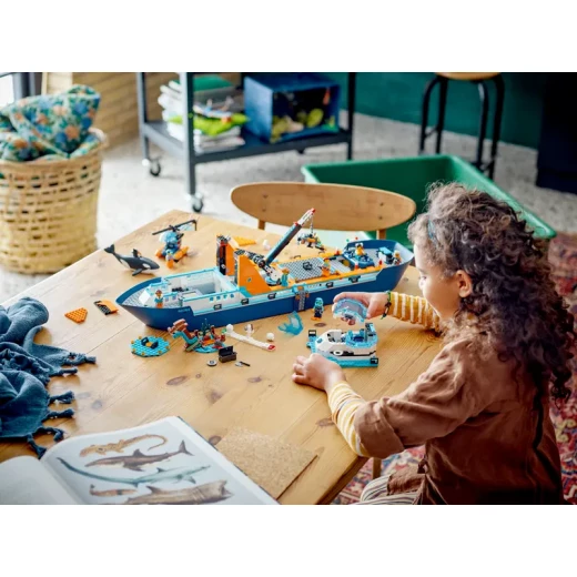 LEGO City قارب استكشاف الغوص 60377 - لعبة بناء بحرية، تحتوي على بيئة مرجانية، غواصة صغيرة، 3 شخصيات صغيرة، ومجسمات راي مانتا، سمكة قرش، سرطان، سمكتين، و2 سلحفاة - ليجو - Image 12