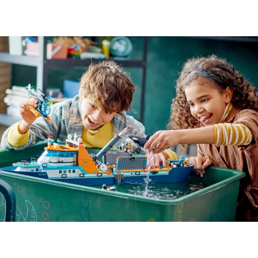 LEGO City قارب استكشاف الغوص 60377 - لعبة بناء بحرية، تحتوي على بيئة مرجانية، غواصة صغيرة، 3 شخصيات صغيرة، ومجسمات راي مانتا، سمكة قرش، سرطان، سمكتين، و2 سلحفاة - ليجو - Image 11