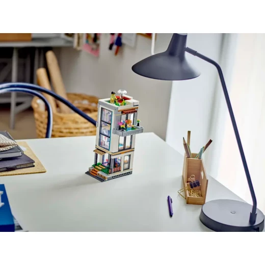 منزل حديث للألعاب LEGO Creator 3 في 1 - مجموعة بناء للأطفال مع 3 خيارات للبناء للأولاد والبنات، أعمار 9+ - مع شخصيتين صغيرتين للعب التخيلي - فكرة هدية لعيد الميلاد - 31153 من ليغو - ليجو - Image 10