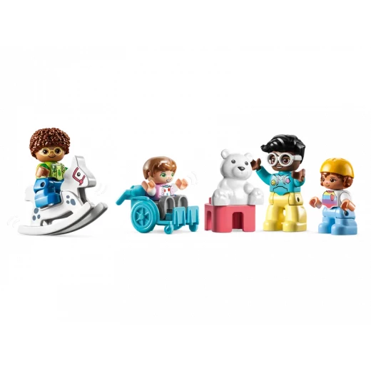 مجموعة ليغو DUPLO مدينة الحياة في مركز الرعاية النهارية 10992، مجموعة ألعاب بناء STEM لمرحلة الطفولة المبكرة للأطفال الصغار، للبنين والبنات التي تحفز الإبداع والتعلم العملي - ليجو - Image 11