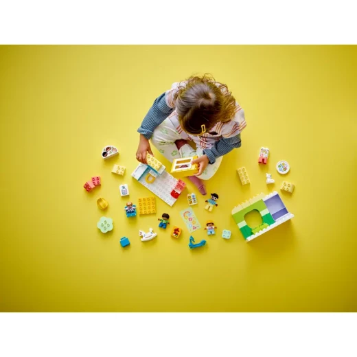 مجموعة ليغو DUPLO مدينة الحياة في مركز الرعاية النهارية 10992، مجموعة ألعاب بناء STEM لمرحلة الطفولة المبكرة للأطفال الصغار، للبنين والبنات التي تحفز الإبداع والتعلم العملي - ليجو - Image 8