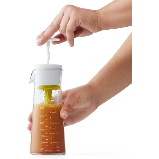 خلاط تتبيلة السلطة زجاجة خضراء بخفاقة مضخة وفوهة مانعة للتنقيط وعلامات قياس خالية من BPA وآمنة لغسالة الصحون لخلط وتخزين التتبيلات من كيتشن كرافت - كيتشن كرافت - Image 5