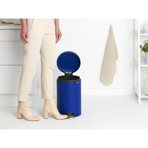 Brabantia - NewIcon Pedal Bin 12L - Medium Waste Bin for Kitchen or Bedroom - Soft Closing Lid - Light Pedal Operation - with Removable Inner Bucket - Non-Slip Base - Powerful Blue - 25 x 34 x 41 cm - Brabantia - Image 7