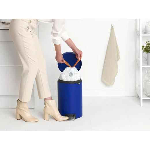 Brabantia - NewIcon Pedal Bin 12L - Medium Waste Bin for Kitchen or Bedroom - Soft Closing Lid - Light Pedal Operation - with Removable Inner Bucket - Non-Slip Base - Powerful Blue - 25 x 34 x 41 cm - Brabantia - Image 4