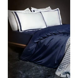 طقم غطاء لحاف ساتان جين مزدوج – أبيض/كحلي، قطن 100%، 208 خيط – يشمل ملاية وغطاء لحاف – من مجموعة يخت الفاخرة من مدام كوكو