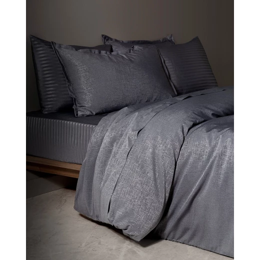 طقم غطاء لحاف فيزيليه مزدوج ساتان جاكار 50% قطن/50% بوليستر، لون أنثراسيت، يشمل غطاء لحاف، ملاءة مطاطية، و4 أكياس وسادة من مدام كوكو طقم غطاء لحاف فيزيليه مزدوج ساتان جاكار 50% قطن/50% بوليستر، لون أنثراسيت، يشمل غطاء لحاف، ملاءة مطاطية، و4 أكياس وسادة من مدام كوكو
