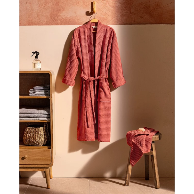 طقم روب حمام كارلا كيمونو للجنسين لون طوبي (بريك)، قطن 100٪، مقاس L-XL، يشمل منشفة 50×90 سم، ناعم ويمتص الرطوبة، سريع الجفاف، وزن 360/400 جم/م² من مدام كوكو - مدام كوكو