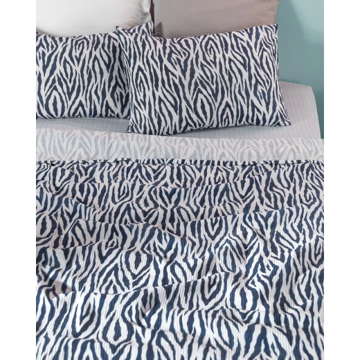 طقم بيكيه مطبوع كينج سايز سابر غطاء سرير 240×220 سم + ملاءة 240×260 سم + 2 غطاء وسادة 50×70 سم، قطن ممشط ناعم، أنيق وخفيف الوزن من مدام كوكو - مدام كوكو - Image 2
