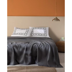 طقم بيكيه ماثيلدا كينج سايز – 100% قطن، قماش كاردد، تصميم سادة، لون أنثراسيت من مدام كوكو