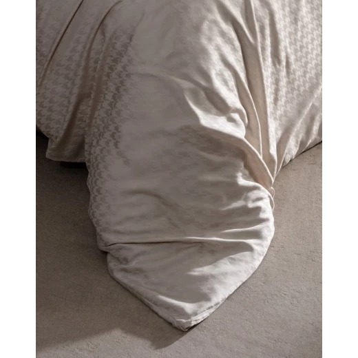طقم غطاء لحاف لُون مزدوج الحجم – ساتان بامبو (200×220 + 2×(50×70+5) + 2×(50×70) + 240×260 سم) من مدام كوكو - مدام كوكو - Image 4