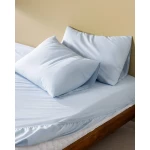طقم شرشف سرير مزدوج إلويس أزرق فاتح قطن 100% رانفورس، شرشف 160×200 سم بزاوية مطاطية + 2 كيس وسادة 50×70 سم ناعم وقابل للتنفس من مدام كوكو - مدام كوكو