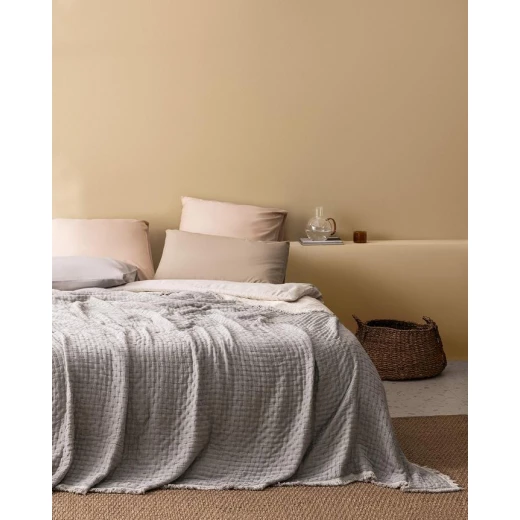 مفرش سرير مزدوج جرانيا بقياس 220×240 سم – تصميم أنيق يضفي لمسة فاخرة على غرفة النوم – من مدام كوكو مفرش سرير مزدوج جرانيا بقياس 220×240 سم – تصميم أنيق يضفي لمسة فاخرة على غرفة النوم – من مدام كوكو