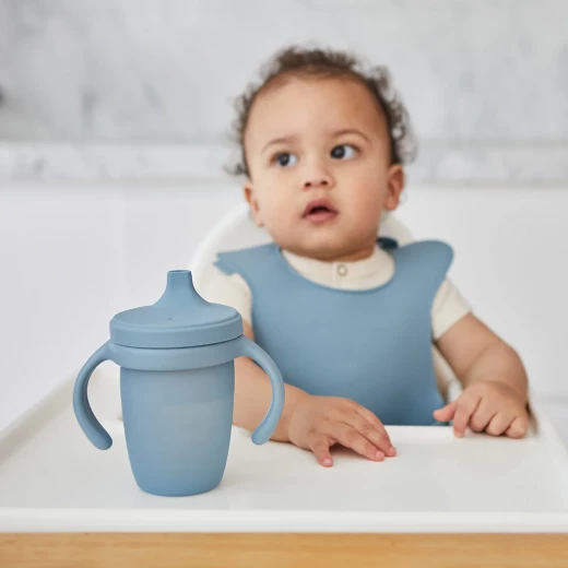 كوب شرب سيليكون للأطفال, بمقبض مريح وسهل الإمساك، فوهة ناعمة بزاوية، غطاء مدمج, خالٍ من BPA والفثالات وPVC كوب تدريبي مقاوم للانسكاب لون المحيط من بي بوكس - بي بوكس - Image 3