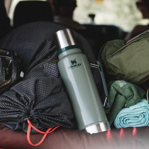 Stanley Classic Legendary Bottle 1.0L –  Hammertone Green Insulated Bottle for Hot & Cold Beverages - Stanley - Image 2