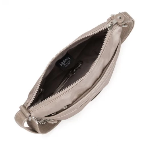 حقيبة صغيرة بلون لامع، بمقاس 21 × 25 × 3 سم – خفيفة الوزن، أنيقة وعملية، مصنوعة من خامات متينة، مثالية للاستخدام اليومي والسفر – من كيبلينج - كيبلينج - Image 6