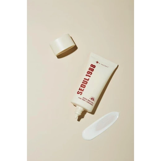 واقي الشمس كي سيكريت سيول 1988 بعامل حماية SPF50+، 50 مل، حماية واسعة النطاق من أشعة الشمس، خفيف الوزن ومرطب، مناسب للاستخدام اليومي للوجه والجسم - ك-سيكرِت - Image 3