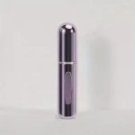 بخاخ عطر قابل لإعادة الملء – 5 مل، تصميم مدمج وسهل الحمل، مناسب للسفر، تعبئة سريعة وآمنة، يحافظ على رائحة العطر المفضلة اللون البنفسجي