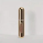 بخاخ عطر قابل لإعادة الملء – 5 مل، تصميم مدمج وسهل الحمل، مناسب للسفر، تعبئة سريعة وآمنة، يحافظ على رائحة العطر المفضلة اللون الذهبي