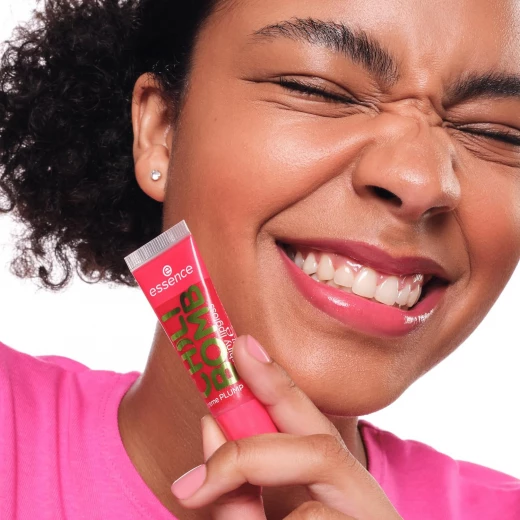 Essence Chili Bomb Lip Gloss 01 Strawberry Salsa Red 10 ml: Plump Lips with a Spicy Kick! Long Lasting, High Shine Finish for a Bold Look - Essence - Image 3