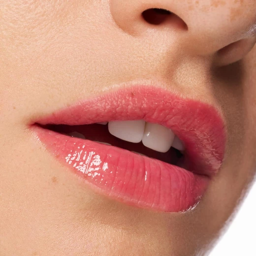 Essence Chili Bomb Lip Gloss 01 Strawberry Salsa Red 10 ml: Plump Lips with a Spicy Kick! Long Lasting, High Shine Finish for a Bold Look - Essence - Image 7