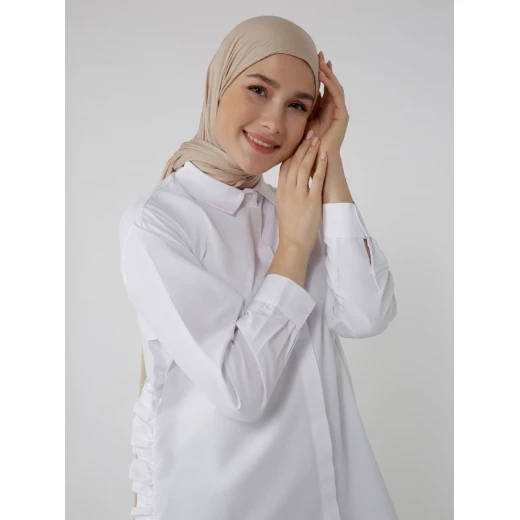 قميص نسائي ستاتي أبيض بأزرار – مقاس 44  تصميم كلاسيكي أنيق من قماش مريح وخفيف مثالي للعمل والخروجات اليومية سهل التنسيق مع الجينز أو البناطيل القماشية - ملابس لولو شوب - Image 4
