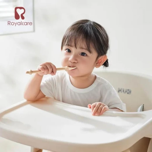 طقم ملاعق إطعام الأطفال من رويال كير مع علبة تخزين، رأس ناعم، سهل التنظيف - رويال كير - Image 4