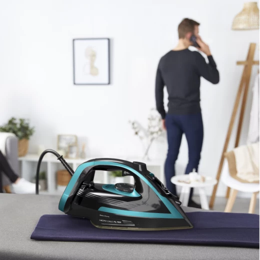 مكواة بخار تيفال بيورجليس FV8066 قوة 3000 واط تصميم أسود وأزرق ميزة مضادة للتنقيط والتنظيف الذاتي لكي فعال - Image 7