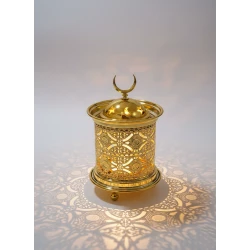 فانوس رمضان ذهبي مودرن بارتفاع 15 سم بنقوش مفرغة وإضاءة LED داخلية دافئة - قطعة ديكور رمضانية أنيقة للمنزل والمكتب بتصميم عصري وقاعدة ثابتة