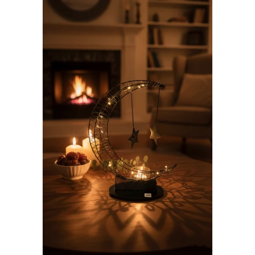 هلال رمضان معدني أسود كبير بارتفاع 64 سم مع نجوم متدلية وإضاءة LED - ديكور رمضاني عصري بتصميم سلكي وقاعدة ثابتة مزينة بنقوش إسلامية لتزيين المنزل هلال رمضان معدني أسود كبير بارتفاع 64 سم مع نجوم متدلية وإضاءة LED - ديكور رمضاني عصري بتصميم سلكي وقاعدة ثابتة مزينة بنقوش إسلامية لتزيين المنزل