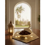 صحن تقديم رمضان – مضيفة صحن تمر مزين بطابع رمضاني  مثالي لتقديم التمر والحلويات، قطعة ديكور أنيقة تضيف جو روحاني ومميز للمنزل خلال رمضان والمناسبات الدينية - دمية رمضان