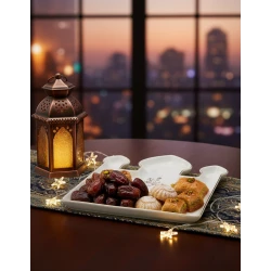 صحن تقديم على شكل مسجد بحجم 24 سم، مثالي لتقديم التمر والحلويات خلال رمضان والمناسبات الدينية. تصميمه الأنيق يضفي لمسة روحانية وجمالية على الطاولة
