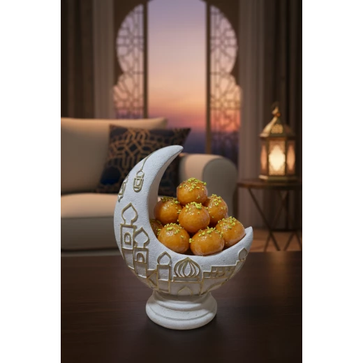 صحن عوامة على شكل هلال، مزين بطابع إسلامي مميز، ارتفاع حوالي 24 سم، مثالي لتقديم التمر والحلويات أو كقطعة ديكور للمنزل خلال رمضان والمناسبات الدينية