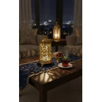 فانوس رمضان ذهبي مودرن بارتفاع 22 سم بنقوش شجرية مفرغة وإضاءة LED داخلية دافئة - قطعة ديكور رمضانية أنيقة للمنزل والمكتب بتصميم عصري وقاعدة ثابتة - دمية رمضان