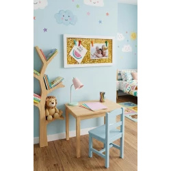 إطار ذكريات عصري بخلفية ذهبية براقة وتصميم حبل الغسيل مع مشابك ملونة – برواز خشبي أبيض تفاعلي لعرض الصور والبطاقات (المقاس 41×21 سم)