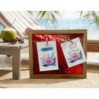 A luxurious wooden memory frame with a vibrant red background, measuring 25 x 31 cm. Its elegant design adds a warm and lively touch to your home decor,