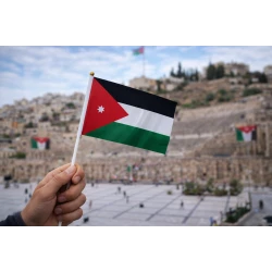 علم الأردن على عصاية 27×20 سم – علم وطني عالي الجودة مع عصا بلاستيكية خفيفة، مثالي للاحتفالات والمناسبات الوطنية والمدارس والفعاليات الرسمية